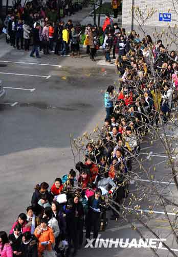 跑招聘會不如跑婚介所? 委員熱議女大學生就業難