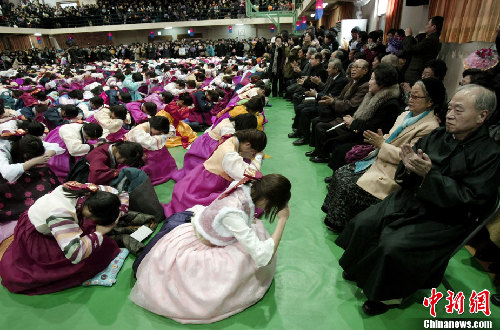 韓國(guó)女學(xué)生畢業(yè)禮集體著韓服舉行成人儀式