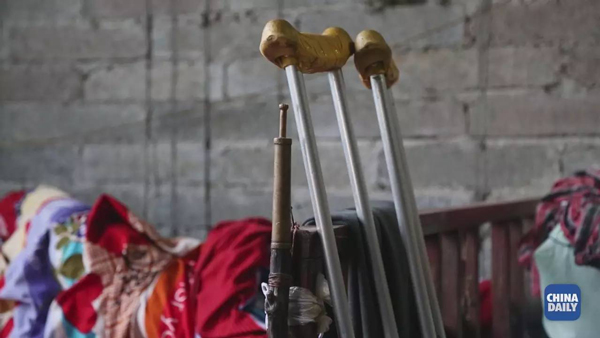 這個(gè)先天脊柱彎曲的貴州鐵漢，卻背負(fù)著全村人的脫貧夢(mèng) | 解碼中國