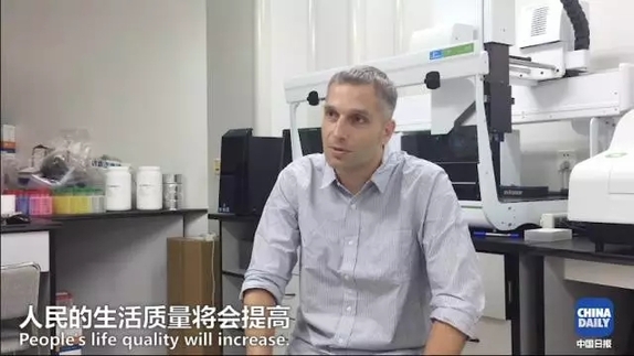 美國萌娃澆花“澆”出環保心得：賺得多，天更藍，才是硬道理！丨艾瑞克的小課堂