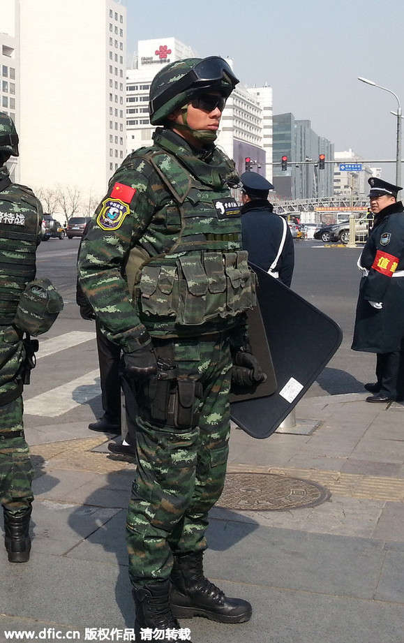 2015兩會(huì)首現(xiàn)武警雪豹突擊隊(duì)護(hù)航