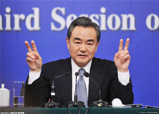 兩會(huì)花絮：外長萌手勢 姚明萌表情