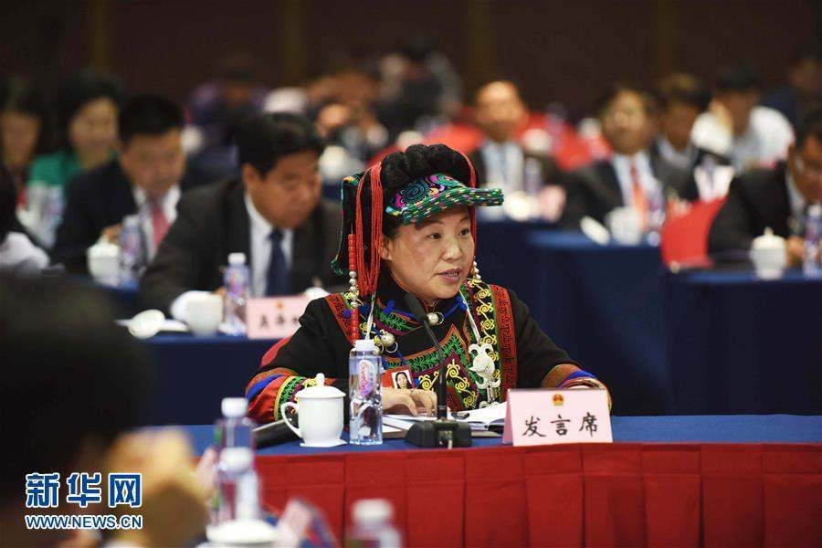 兩會巾幗風采錄：自信與美麗