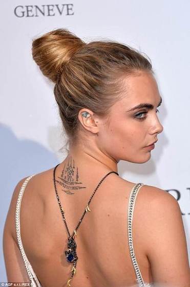 項鏈已經OUT啦，現在最IN的是“背鏈”