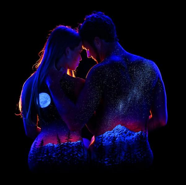 藝術家創造熒光人體彩繪