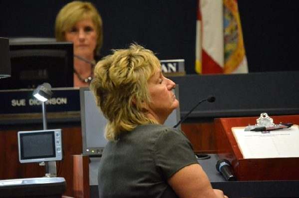 “把某人扔下公車”是什么意思?