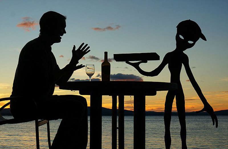 紙板加夕陽 美國藝術(shù)家創(chuàng)作趣味剪影