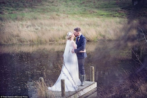 英國新人冒雨結婚 賓客蹚水赴宴