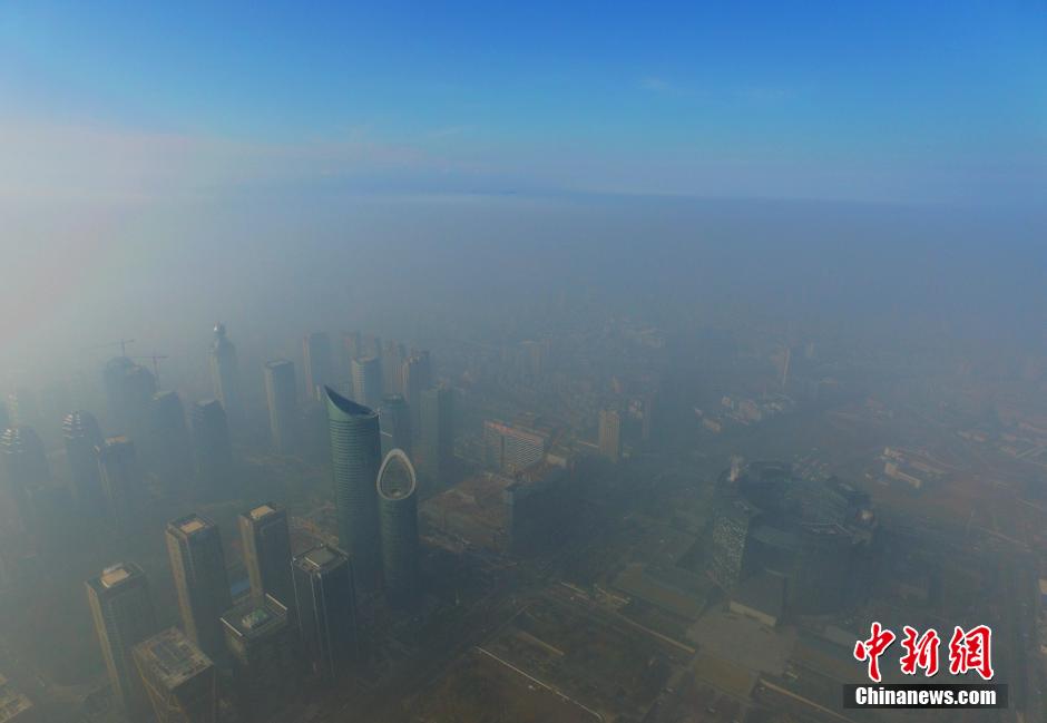 航拍器下的杭州 霧霾之上見藍(lán)天