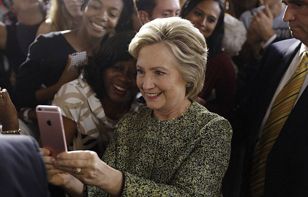 全民自拍狂？群眾齊刷刷背對(duì)希拉里自拍 令人瞠目