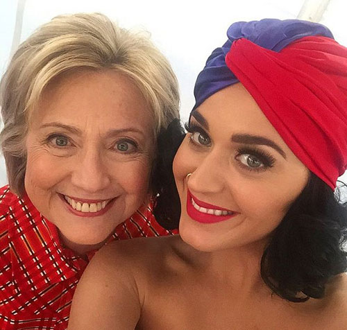 全民自拍狂？群眾齊刷刷背對(duì)希拉里自拍 令人瞠目