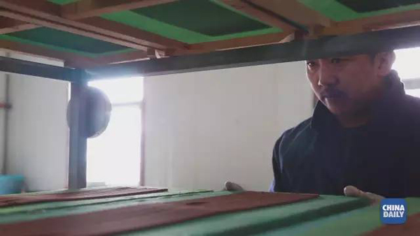 小康之路：他們?cè)?jīng)是伐木人，如今卻成了護(hù)林員和藏香廠老板丨解碼中國