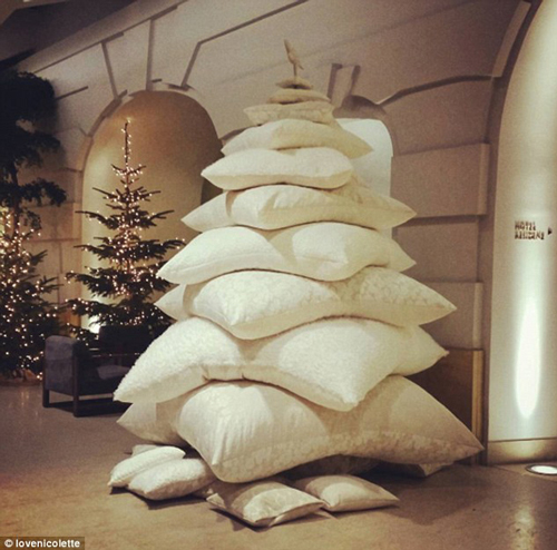 還在擺放傳統的圣誕樹？快來試試圣誕“枕”、圣誕“書”和圣誕“花”！