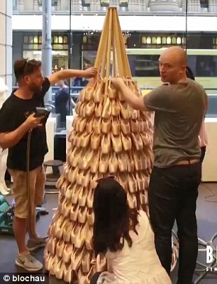 還在擺放傳統的圣誕樹？快來試試圣誕“枕”、圣誕“書”和圣誕“花”！