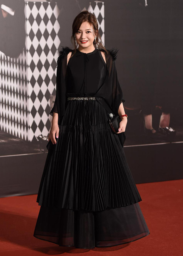 金像獎(jiǎng)紅毯女星愛黑色 章子怡趙薇變身黑天鵝（組圖）