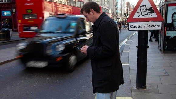 低頭族必看：走路開車玩手機 他們為此付出各種代價（視頻）