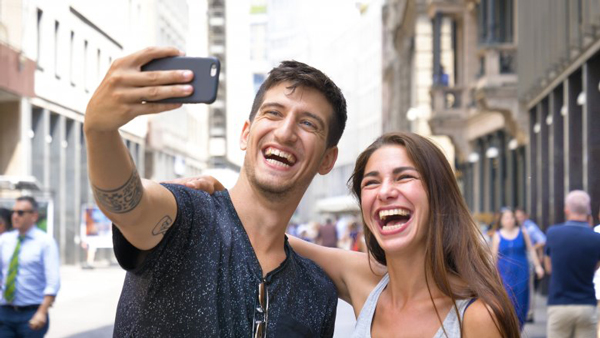 這8種跡象表明，你喜歡的他只把你當朋友