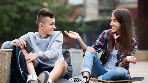 這8種跡象表明，你喜歡的他只把你當朋友