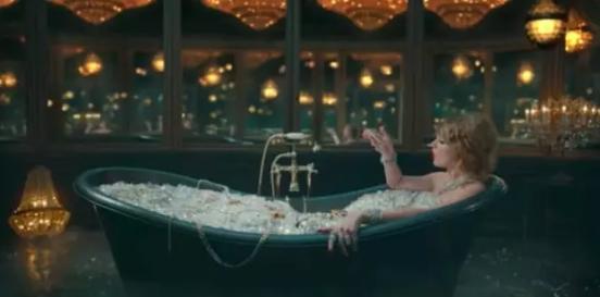 霉霉新歌MV懟遍新仇舊恨，“鉆石洗澡水”價值不菲