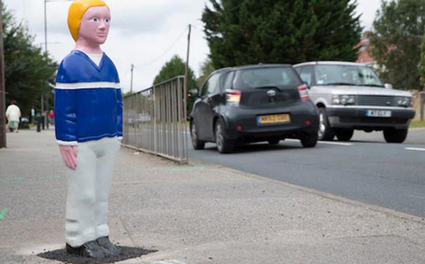 人形路樁、安全車、城市麥田圈，為了交通安全，各國(guó)也是拼啦