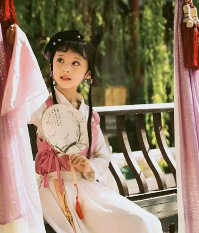 小戲骨版《紅樓夢》演技炸裂，眼角眉梢都是戲，哪個萌娃最得你心？