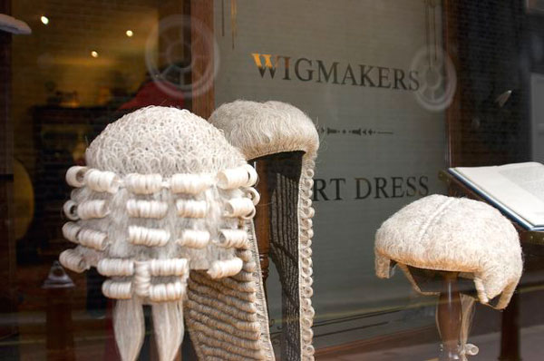 漲知識！英國法官和律師的白色假發原來大有來頭