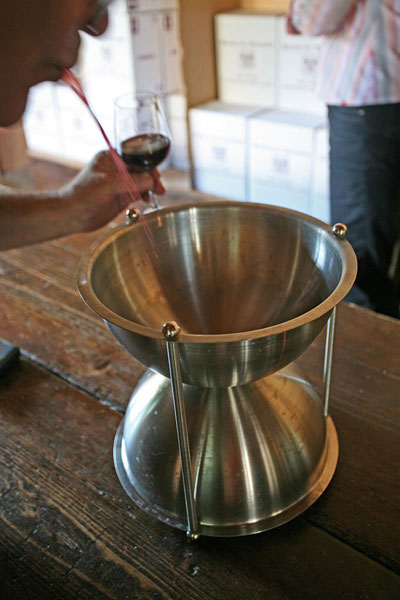 把別人吐掉的酒回收加工后二次出售，這……你敢喝嗎？