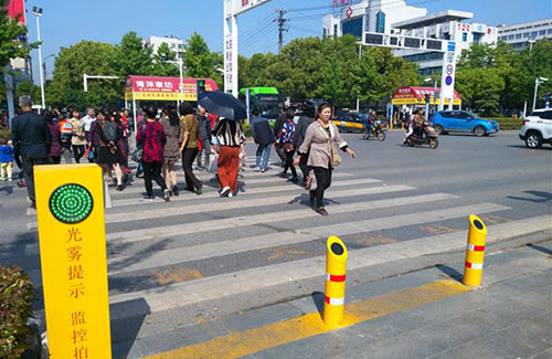 闖紅燈就被噴水霧 這款神器能治好中國(guó)式過馬路嗎？