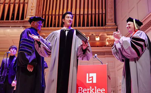 王力宏獲博士學位，3分鐘完美英文演講