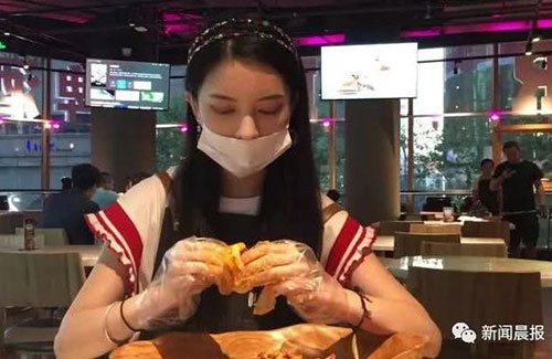 還有這種操作！上海餐廳推出代剝小龍蝦服務，你怎么看？