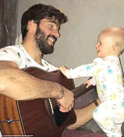 巴西國足高顏值門將火了，網友：確定不是錘哥失散多年的弟弟？