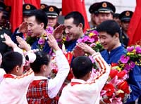 神七航天員回京 萬人夾道歡迎