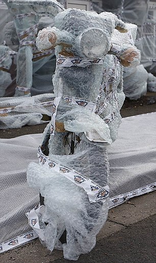 英事故多發街道穿泡沫塑料外衣