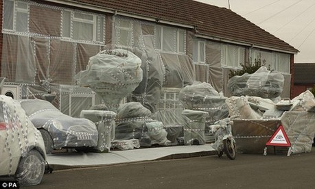 英事故多發街道穿泡沫塑料外衣