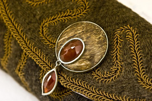 美國女性用廢棄狗毛制成高端時尚包