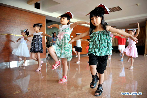 Children take model training sessions in Haikou
