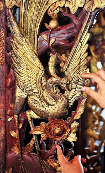 Carved wooden beds exhibited in China's Hunan