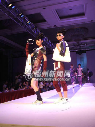大學(xué)生走T臺 穿上自已設(shè)計的服裝