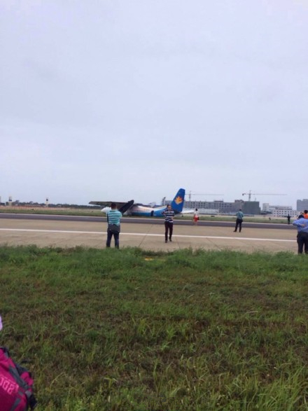 Plane skids off runway in Fuzhou