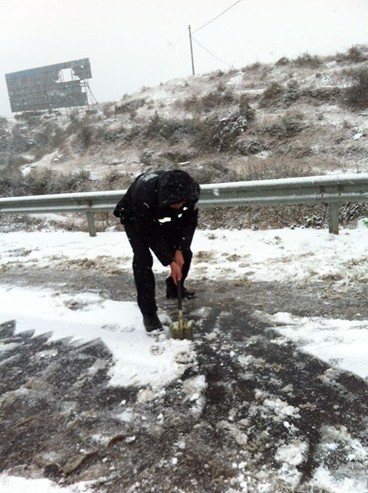 Guiyang traffic police pull double duty in snow