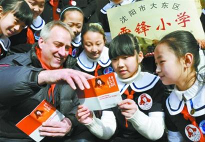 “洋雷鋒”當上校外輔導員