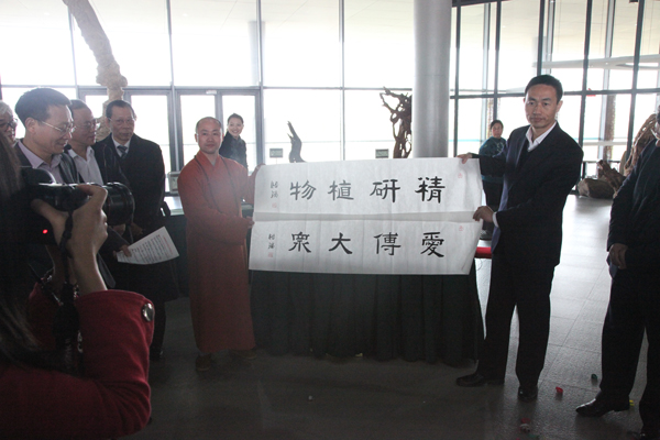 Chenshan holds painting art show