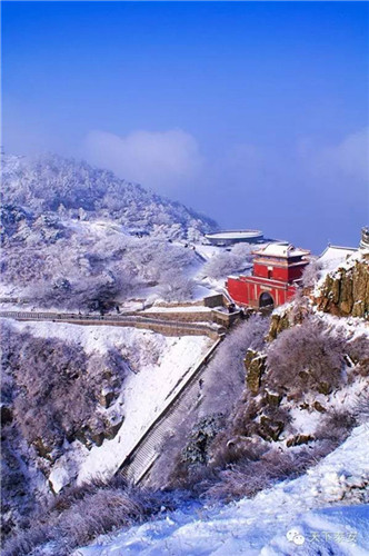 First snow fall makes Mount Tai more beautiful