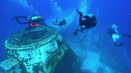 Retired US ship scuttled into artificial reef