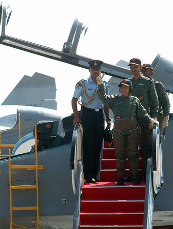 74-year-old Indian President flies in fighter jet