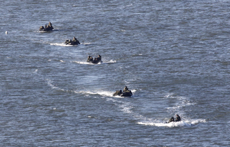 Search for missing ROK sailors continues, relatives weep