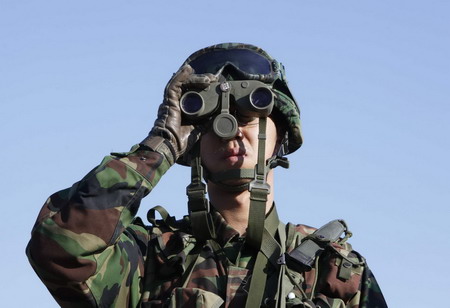 Search for missing ROK sailors continues, relatives weep