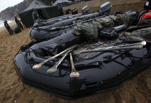 Search for missing ROK sailors continues, relatives grieve