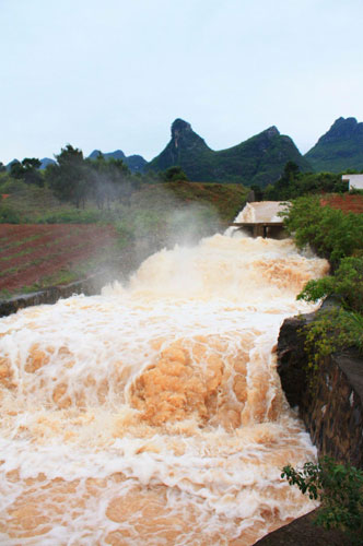 Torrent sweeps Guangxi