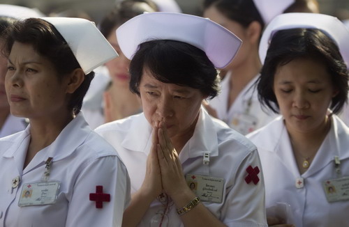 Thai nurses demonstrate against 'red shirt' protesters